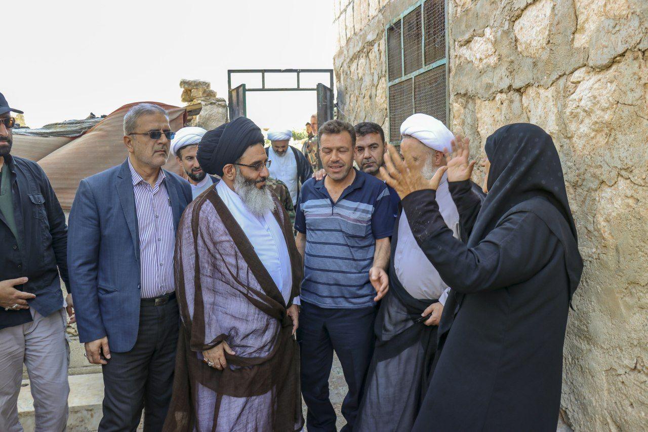 بمناسبة يوم تكريم الشهداء في إيران صور تنشر لأول مرة عن لقاءات ممثل الإمام الخامنئي (دام ظله) في سوريا بعوائل الشهداء السوريين المدافعين عن حرمة الوطن